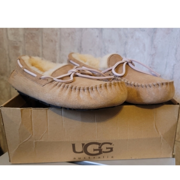 Ugg Dakota Moccasins - Picture 7 of 16